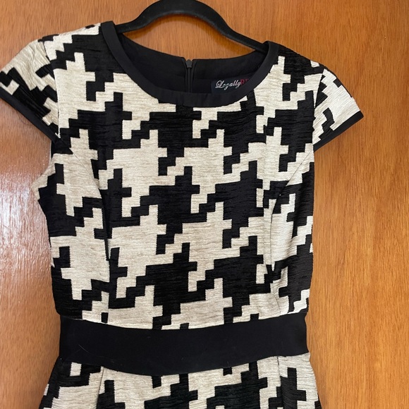 Cream/Blk large herringbone print cap sleeve dress in size 2 - Picture 8 of 11